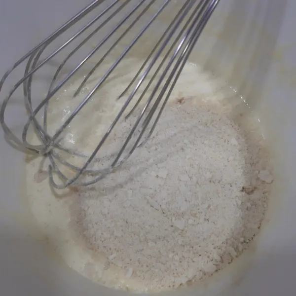 Kocok kuning telur dan 50 gr gula sampai gula larut. Masukkan vanila dan tepung almond. Campur rata.