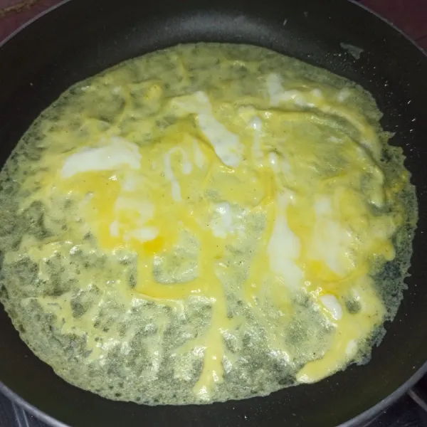 Kemudian panaskan mentega diatas teflon dan masak adonan telor setipis mungkin untuk dijadikan kulit martabak.