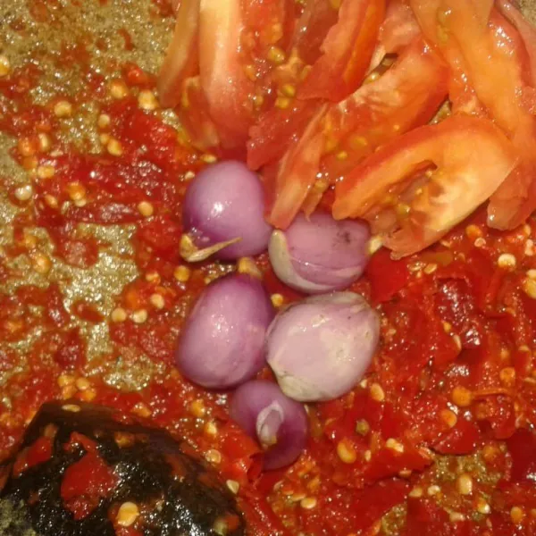Tambahkan bawang merah dan tomat. Ulek kembali sampai halus.