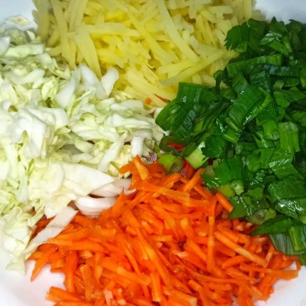 Potong sesuai selera kentang, wortel, kol, bawang daun dan seledri setelah dicuci bersih.
