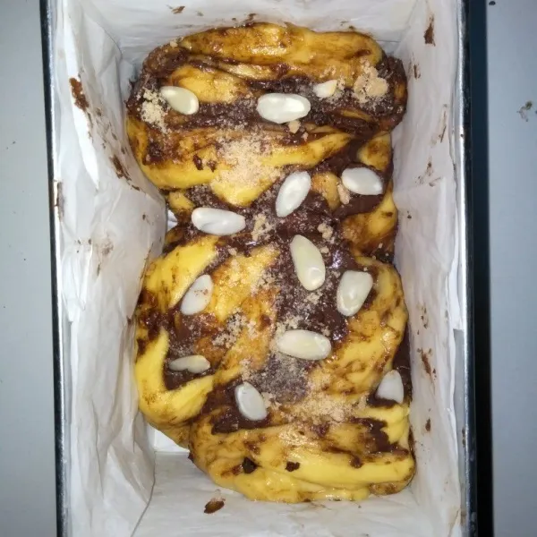 masukkan kedalam loyang yg sudah dialasi kertas roti. beri taburan Almond bubuk dan almond slice diatasnya.