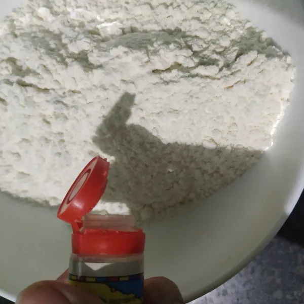 Siapkan tepung yang sudah ditimbang dan beri vanili.