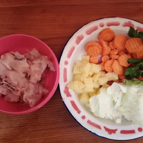 Cuci semua sayuran dan potong sesuai selara, daging ayam saya potong kecil-kecil.