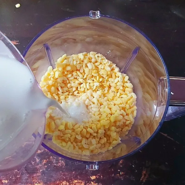 Bila uap panasnya sudah hilang, haluskan kacang hijau dengan santan, sampai menjadi pasta.