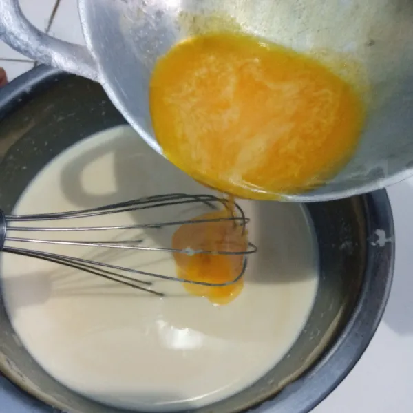 Masukkan margarin. Aduk sampai tercampur rata.