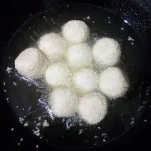 Panaskan minyak, goreng dengan api kecil sampai matang sambil dibalik sesekali. Setelah matang, angkat dan tiriskan.