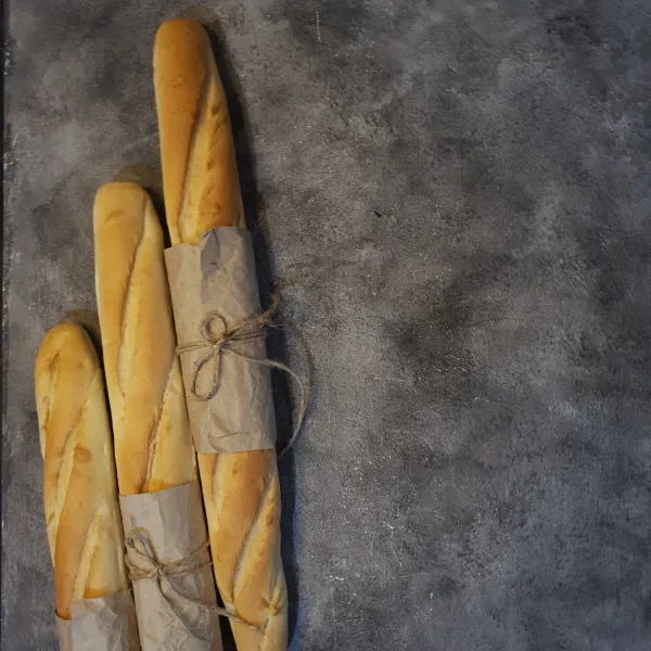 Siapkan roti baguette. Potong - potong serong.