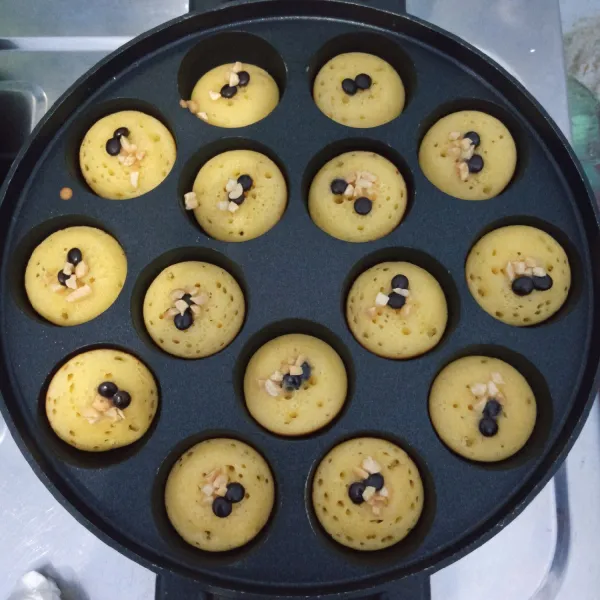Beri toping chocochip dan kacang cincang. panggang sebentar. Angkat dan sajikan.