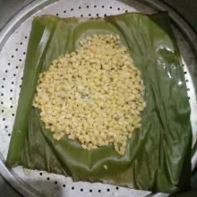 Panaskan kukusan. Kukus kacang hijau sampai matang. Angkat.