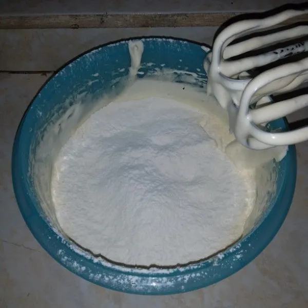 Sambil diayak, masukan tepung terigu, susu bubuk, dan tepung maizena. Mixer dengan kecepatan rendah hingga tercampur rata. Tuang susu cair, mixer hingga tercampur.