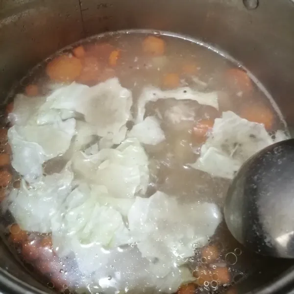 Kalau wortel dan kentang sudah empuk, baru masukan kubis dan bumbui garam dan kaldu bubuk, koreksi rasanya.