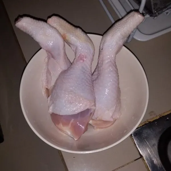 Cuci bersih paha ayam kemudian rebus hingga matang. Angkat dan tiriskan.