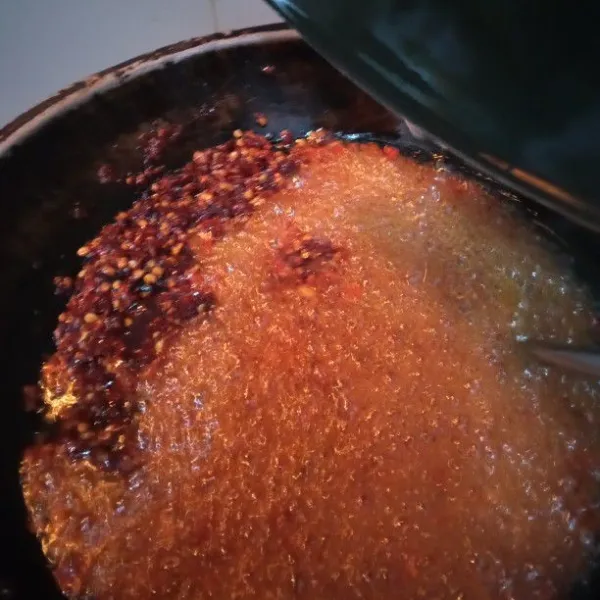 Tuang ke dalam chili flakes panas-panas, aduk rata. Dinginkan lalu masukkan ke dalam toples kedap udara. Chili oil siap digunakan