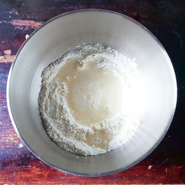 Masukan tepung terigu ke dalam wadah, tambahkan ragi aduk rata. Berikutnya masukan air yang sudah dicampur gula pasir. Uleni hingga setengah kalis, kemudian masukan mentega dan garam. Uleni kembali hingga kalis elastis. Diamkan sampai mengembang dua kali lipat.
