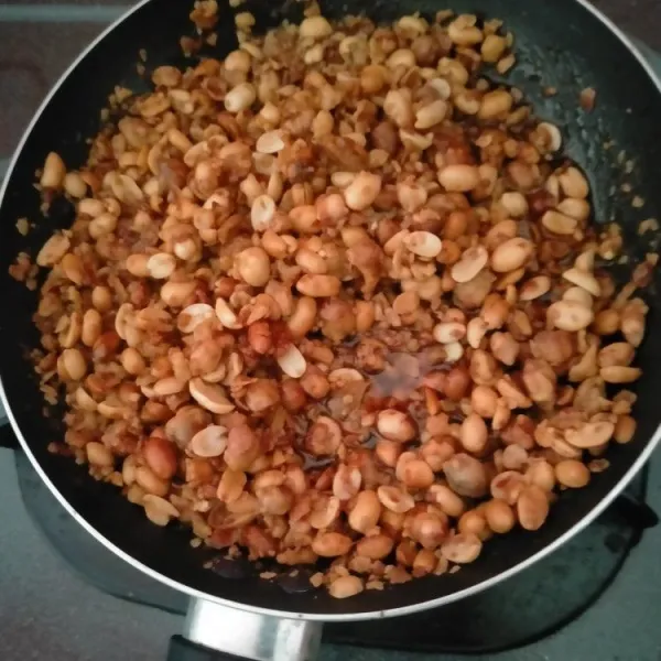 Setelah itu masukkan kacang, aduk aduk supaya tercampur rata.