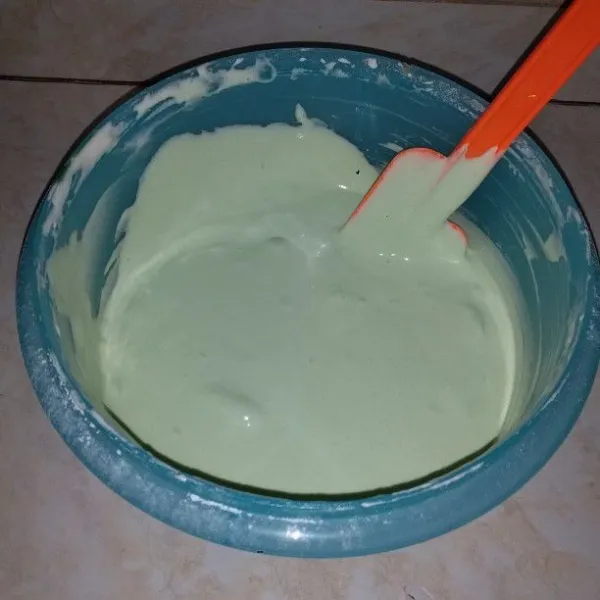 Masukan pasta pandan. Aduk dengan spatula hingga tercampur. Masukan minyak goreng. Aduk dengan spatula hingga tercampur rata. Alasi loyang dengan baking paper. Tuang adonan ke dalam loyang.