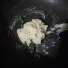 Nyalakan api. Masak bahan dengan api kecil sambil diaduk terus sampai kalis (bisa dibentuk). Angkat dan tunggu dingin. Setelah dingin bentuk bulat.