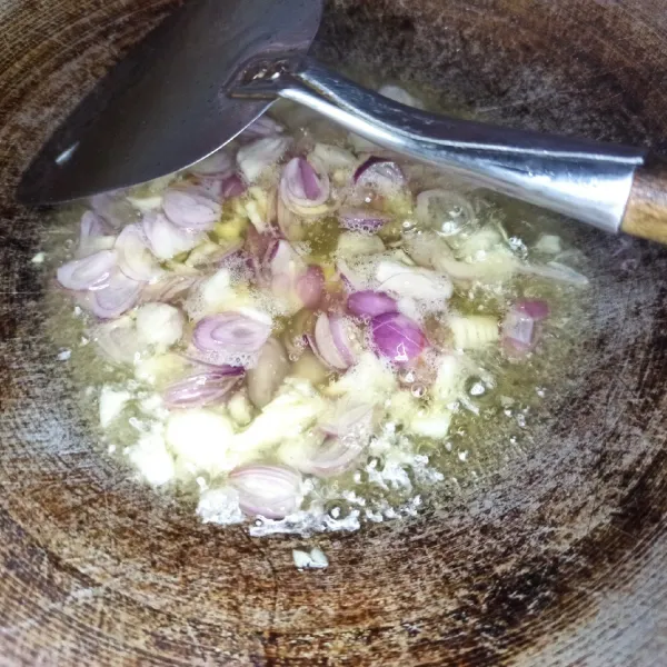 Tumis bawang putih dan bawang merah sampai tercium harum.
