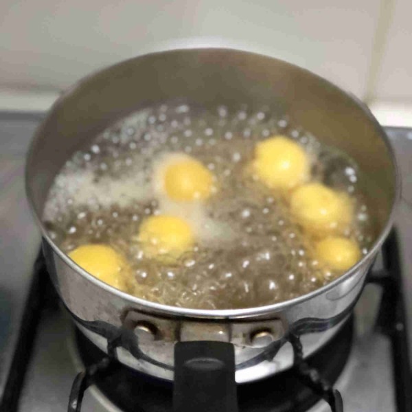 Siapkan air mendidih, masukkan adonan klepon yang sudah dibentuk, rebus hingga adonan mengambang di air.