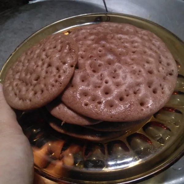 Setelah matang, angkat pancake tersebut dan letakkan di piring saji.