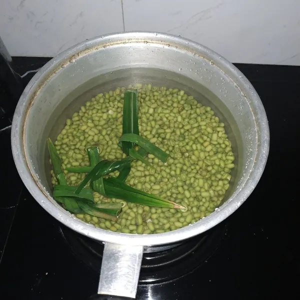 Rendam kacang hijau dengan air minimal 8 jam. Rebus kacang hijau bersamaan dengan santan dan vanili bubuk. Tutup panci agar cepat empuk.