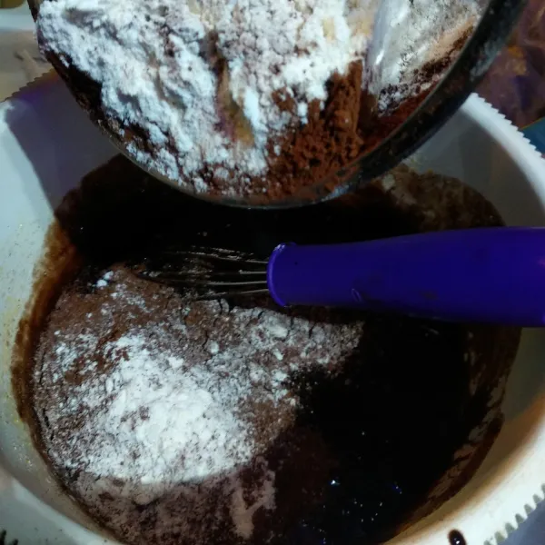 Masukkan tepung terigu dan coklat bubuk, aduk asal rata
