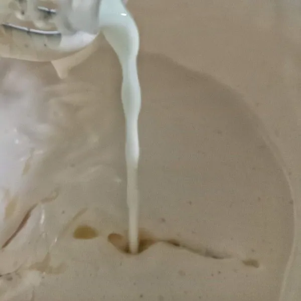 Tuangkan susu kental manis, minyak, susu cair dan pasta vanila. Mixer sebentar lalu matikan mixer.