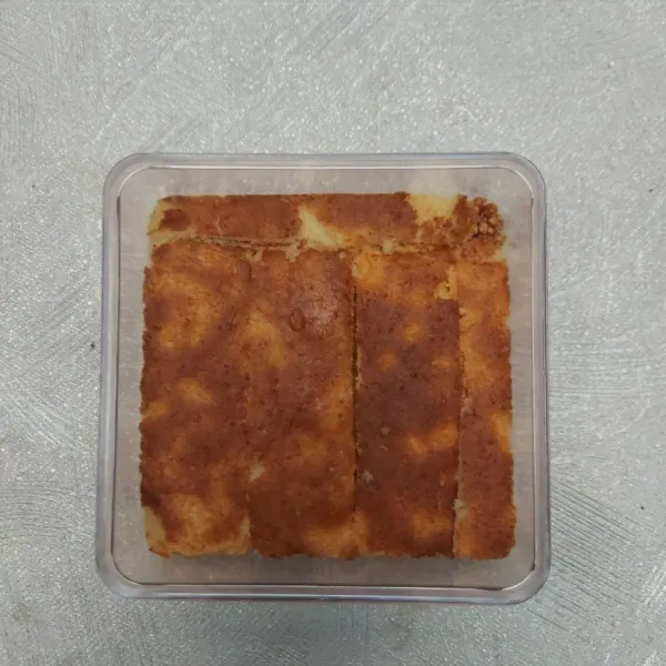 Penyajian :
Siapkan wadah yang akan digunakan. Masukkan 4 sdm nougat kacang, ratakan dan padatkan. Letakkan cake diatas nougat kacang, padatkan.