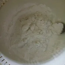 Campur semua bahan kulit, aduk rata. Tambahkan air sedikit demi sedikit, uleni sampai kalis.
