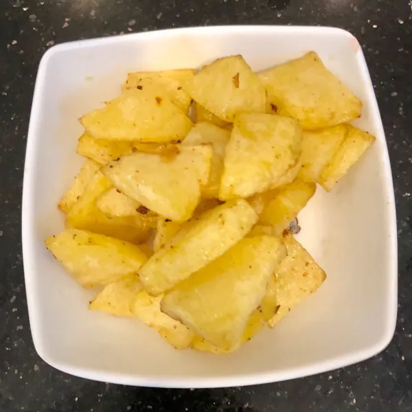 Potong kentang sesuai selera lalu goreng hingga matang. Angkat dan tiriskan.