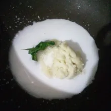 Blender halus kacang hijau. Masukkan kacang hijau, gula, santan, dan daun pandan dalam wajan. Aduk rata.