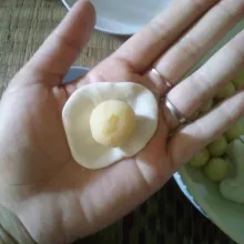 Ambil sedikit adonan kulit, pipihkan. Tambahkan isian lalu tutup, bentuk bulat.