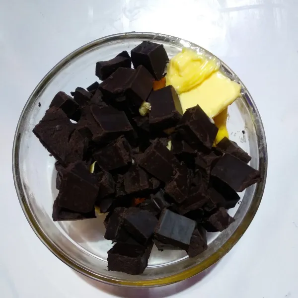 Lelehkan butter dan 125 gram coklat batang dengan cara di-tim
