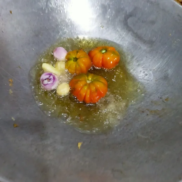 Goreng tomat, bawang merah, bawang putih dan kemiri hingga matang. Lalu matikan api.