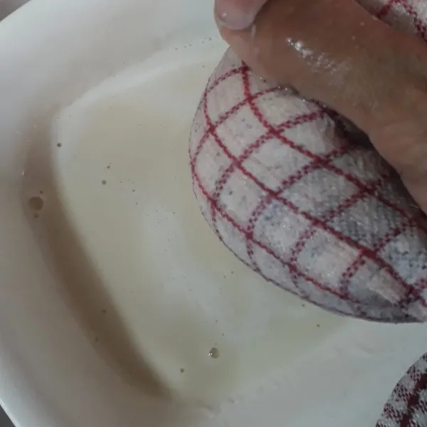 Blender kacang kedelai bersama air hingga hingga halus lalu saring dengan serbet bersih.