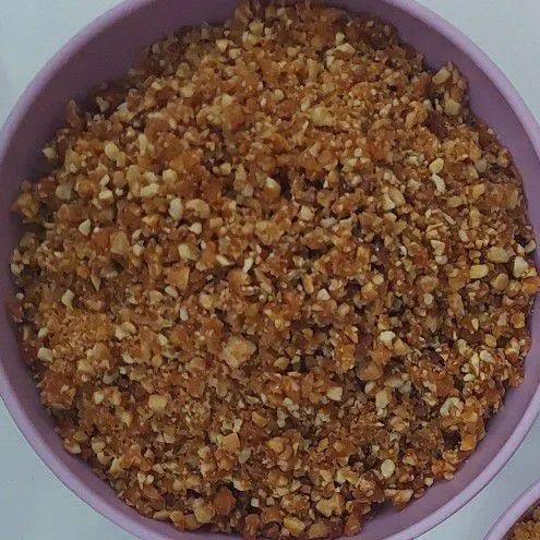 Buat nougat kacang :
Lelehkan gula sampai cair, lalu masukkan kacang tanah cincang, aduk rata. Siapkan baking paper yg sudh diberi olesan margarin, letakkan nougat. Tunggu hingga dingin, lalu hancurkan.