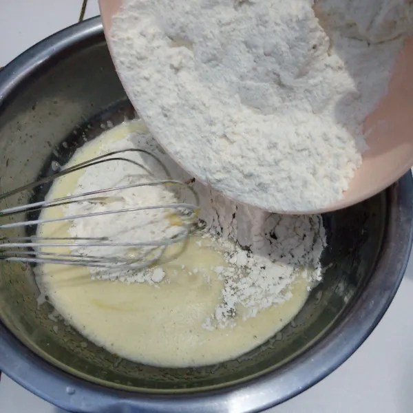 Masukkan tepung terigu,ragi instan dan vanili bergantian dengan santan.