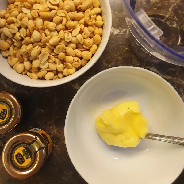 Buat peanut butter : siapkan bahan. Oven kacang tanah kupas selama 30 menit.