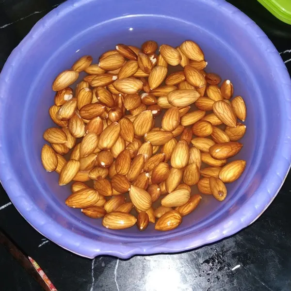 Bersihkan kacang almond. Rendam dengan air matang selama 8 hingga 10 jam.
