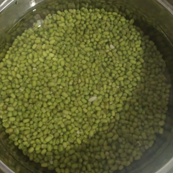 Rendam kacang hijau selama 2 jam, lalu cuci bersih dan tiriskan