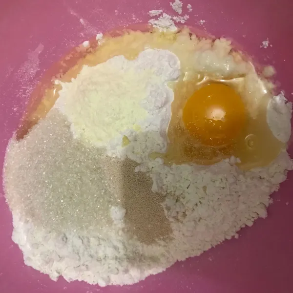 Masukkan telur, susu, gula, fermipan ke dalam wadah yang berisi tepung