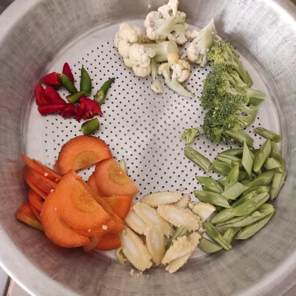 Potong-potong buncis, kembang kol, brokoli, wortel, cabai rawit dan baby corn.