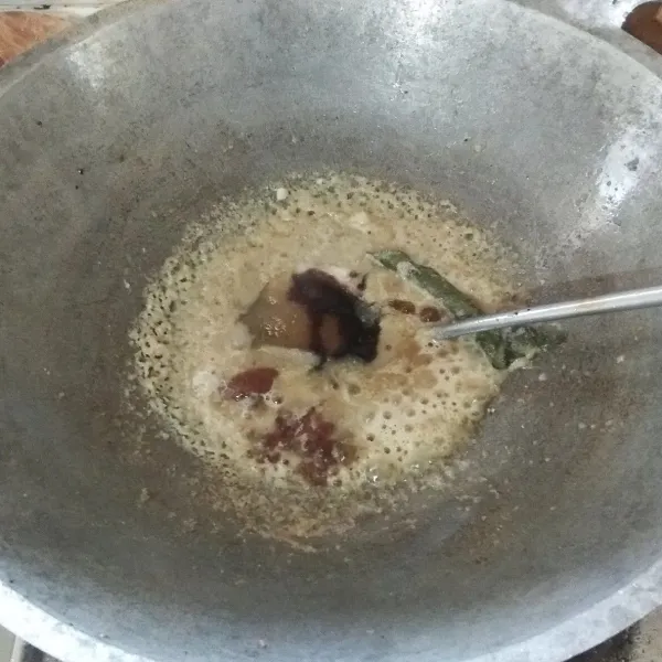 Lalu masukan gula merah, gula pasir, garam, dan air asam.