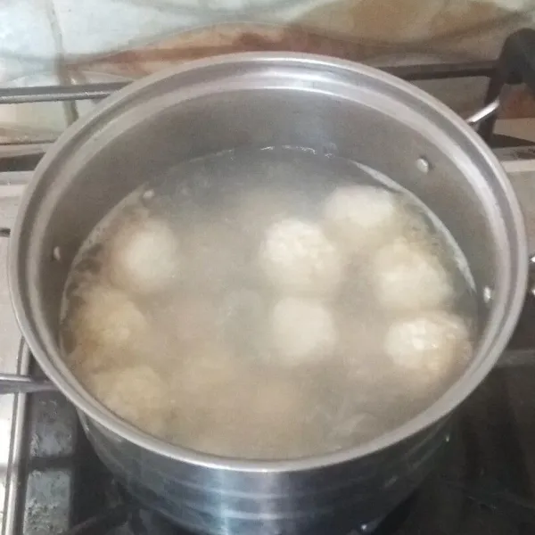 Didihkan air, masukan tahu bakso, biarkan hingga mengapung.