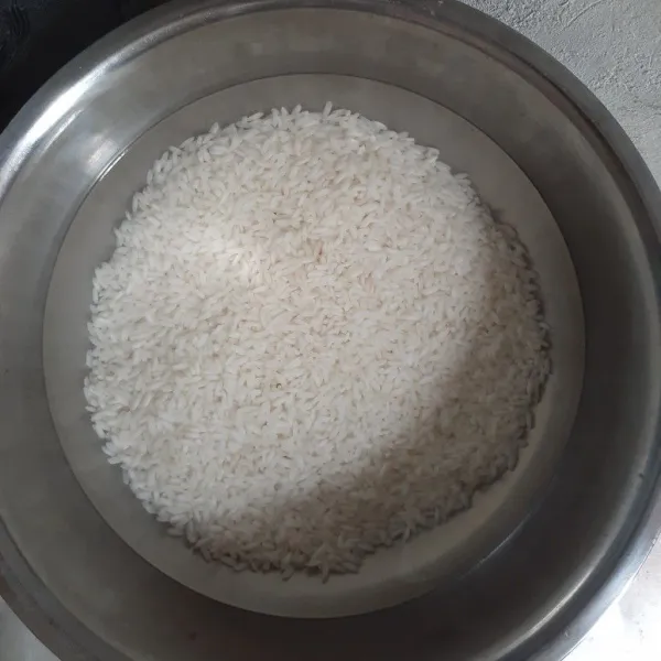 Pertama, rendam beras ketan selama satu malam.