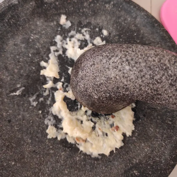 Haluskan 2 siung bawang putih.