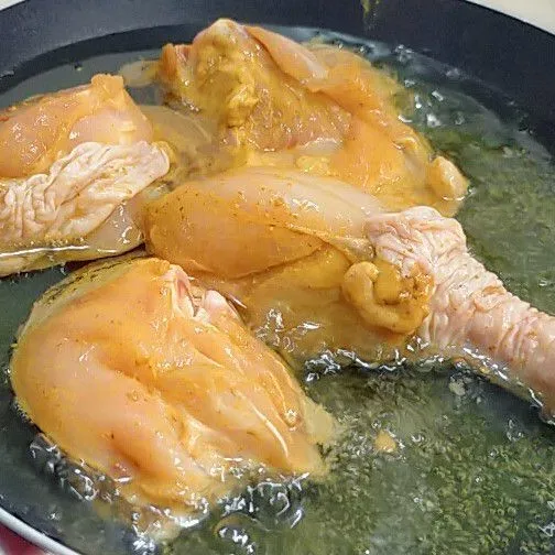 Goreng ayam sampai kuning keemasan