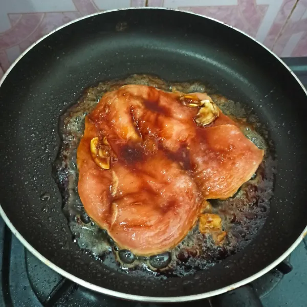 Di pan, lelehkan 50 gr butter dan grill dada ayam yang sudah di marinasi tadi masing- masing sisi 3 menit. jika sudah matang, angkat dan sisihkan