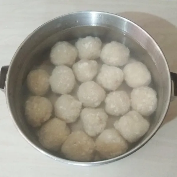 Angkat tahu bakso, langsung masukan ke dalam air es (agar tahu bakso mengeras dan tidak hancur).