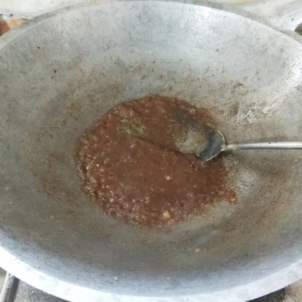 Aduk hingga tercampur rata. Aduk terus hingga bumbu mengeluarkan minyak.
